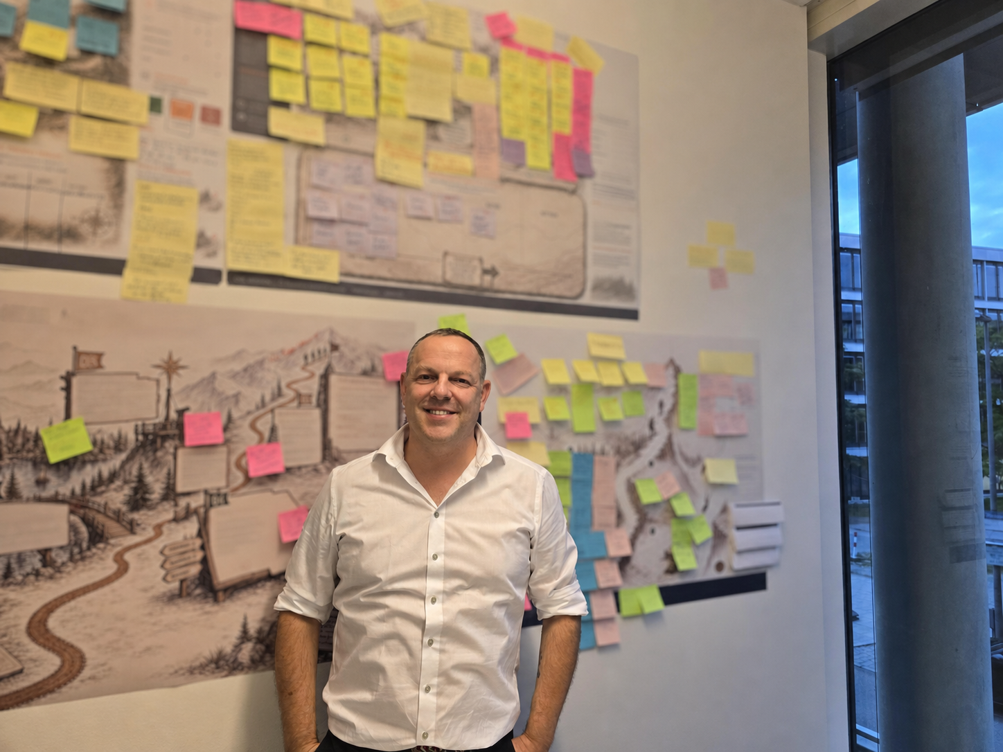 Dominik vor den Decision Journey Arbeitsboards